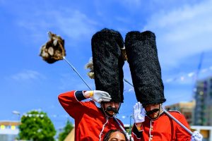 Man-having-selfie-with-soldiers-on-stilts2cbb8d41301b9323b9cd.jpg