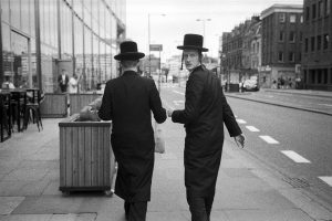 Young-jewish-men-in-the-City-of-London-2.jpg